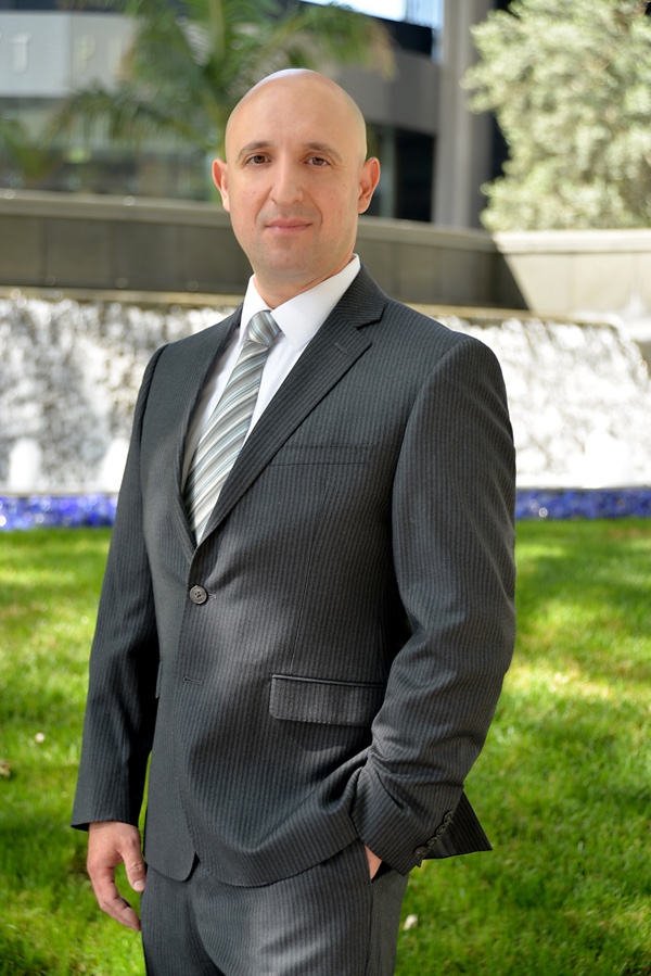 Los Angeles personal injury attorney Dmitriy Cherepinskiy in front of an office building