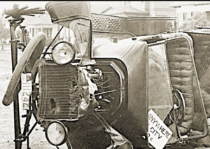 historic photo of a car crash in the early twentieth century