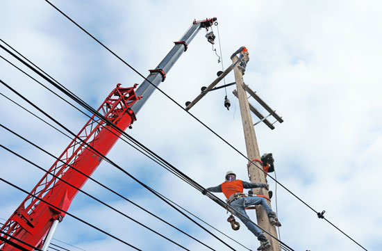 Los Angeles industrial accident attorney can assist this worker installing electrical lines in case of an accident